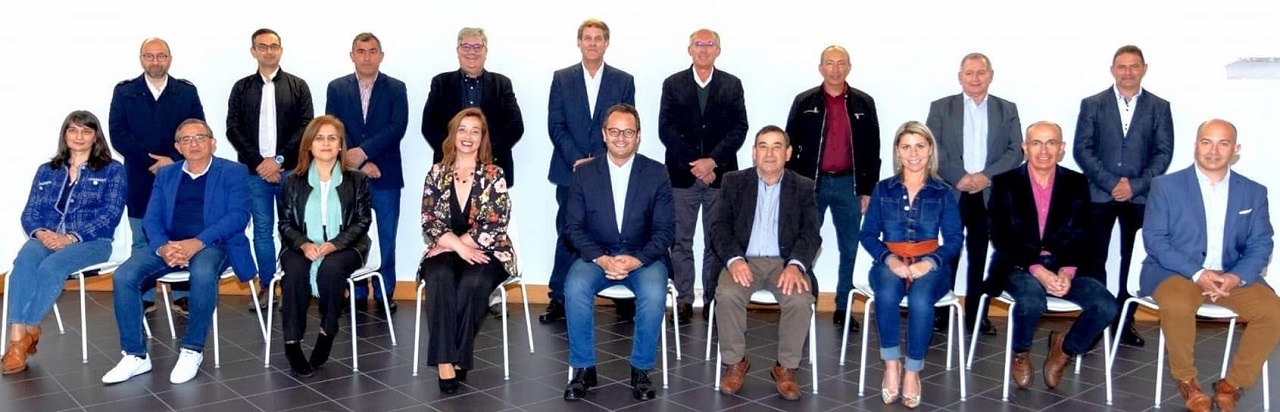 Fotografia com 17 dos 18 candidatos às juntas de freguesia do concelho de Leiria, acomonhados do candidato à câmara Gonçalo Lopes