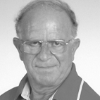 Retrato a preto e branco de um homem mais velho, com óculos, a olhar para a câmara. O fundo é claro e não há texto visível que permita identificá-lo.