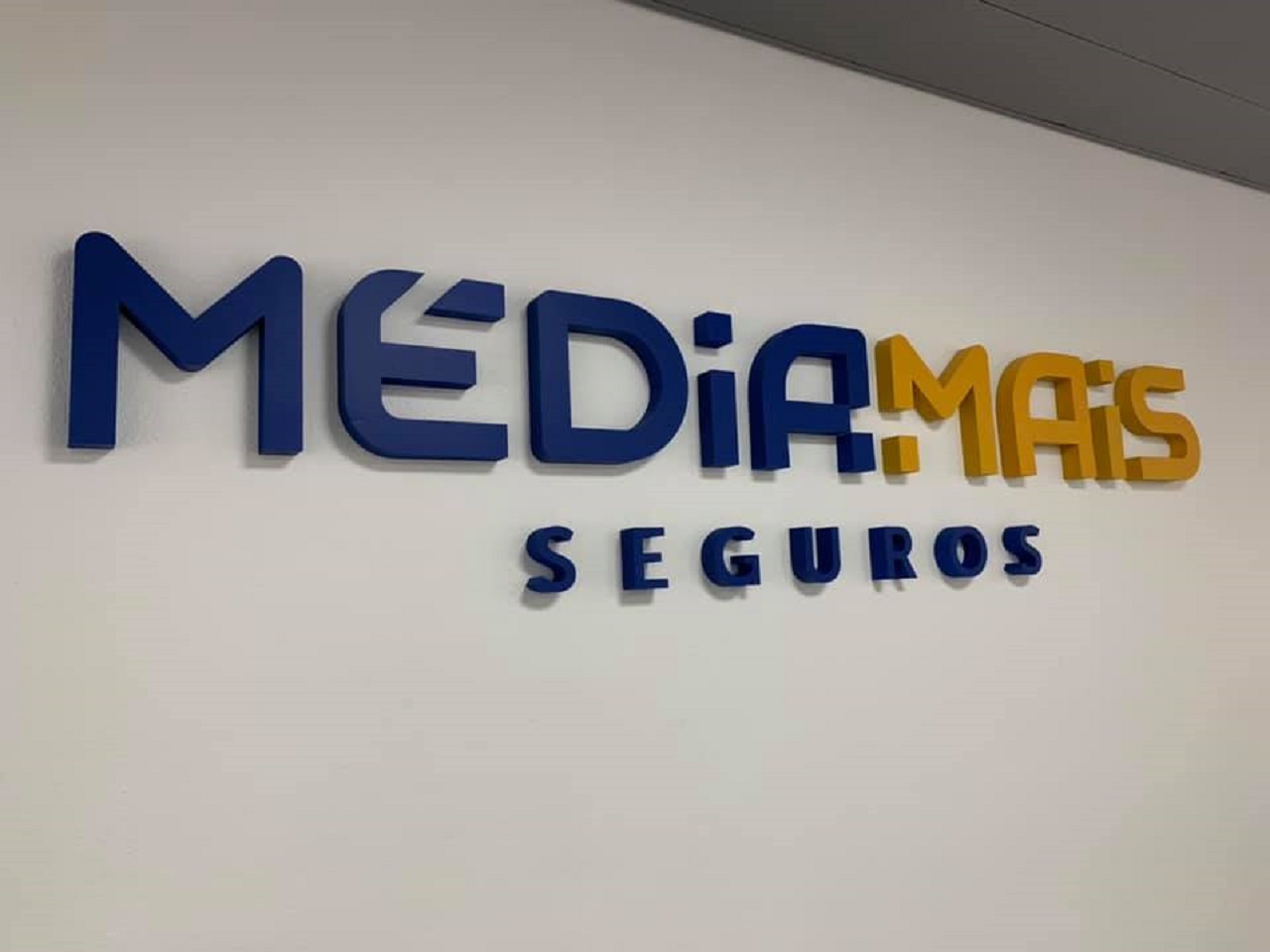 logotipo da mediadora de seguros média mais