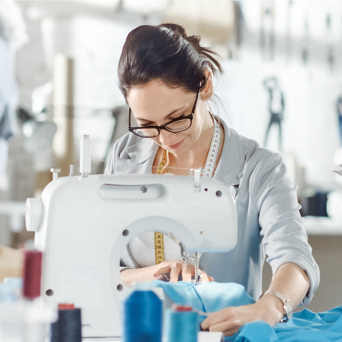 Швея в балашихе. Швея за работой. Швея в балашихе. Швейный цех. Швея в балашихе.