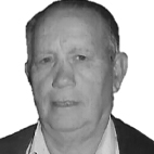 Retrato a preto e branco de um homem idoso, de frente, sobre um fundo claro. Não há texto visível que permita identificá-lo.