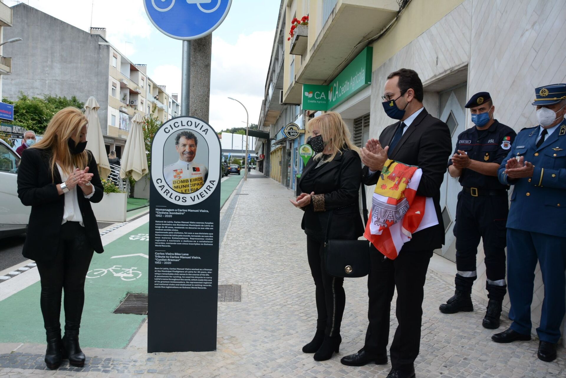 familiares de Carlos Vieira com o presidente da câmara de Leiria Gonçalo Lopes na inauguração da ciclovia na avenida Heróis de Angola em Leiria