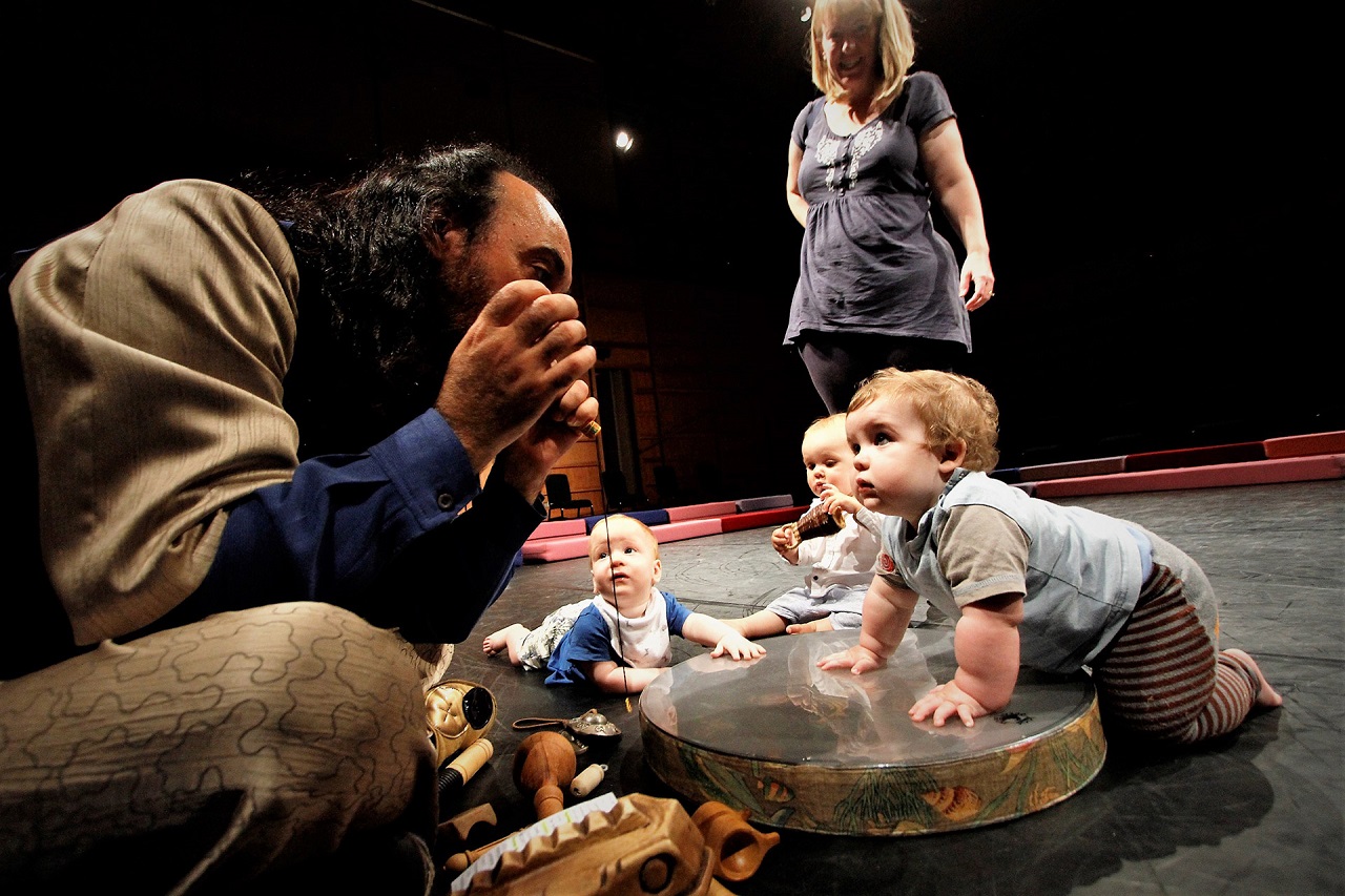 foto de Paulo Lameiro e uma criança num dos concertos para bebés