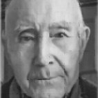 Retrato a preto e branco de um homem idoso, fotografado de frente. Não há texto visível que permita identificá-lo.
