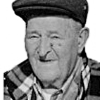 Retrato a preto e branco de um homem idoso, com boina e casaco aos quadrados. Não há texto visível que permita identificá-lo.