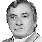 Retrato a preto e branco de um homem, visto de frente, sobre fundo branco. Veste uma camisola de colarinho claro.