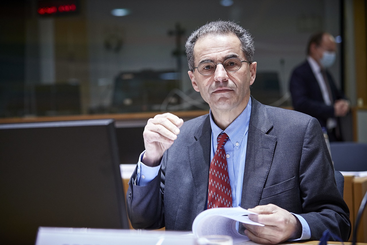 Manuel Heitor, ministro da ciência, tecnologia e ensino superior sentado à secretária a folhear documentos
