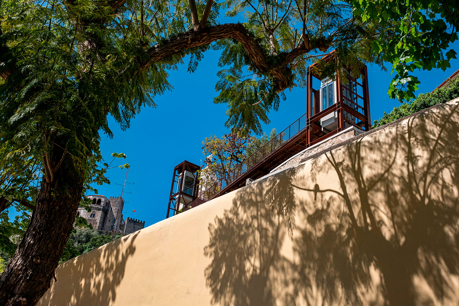imagem do elevador de acesso ao castelo pelo lado sul