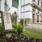 foto de placa com o nome das cidades geminadas com Leiria