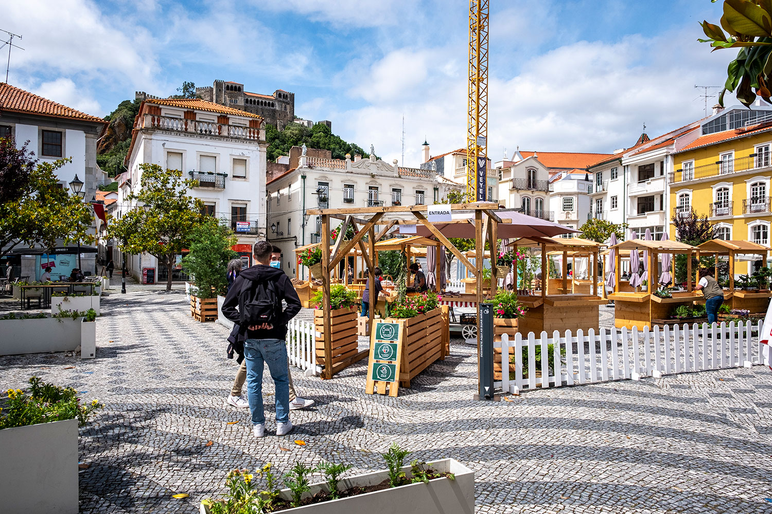 stands na praça rodrigues lobo para o mercado da terra