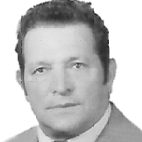 Retrato a preto e branco de um homem de fato e gravata, fotografado de frente. Não há texto visível que permita identificá-lo.