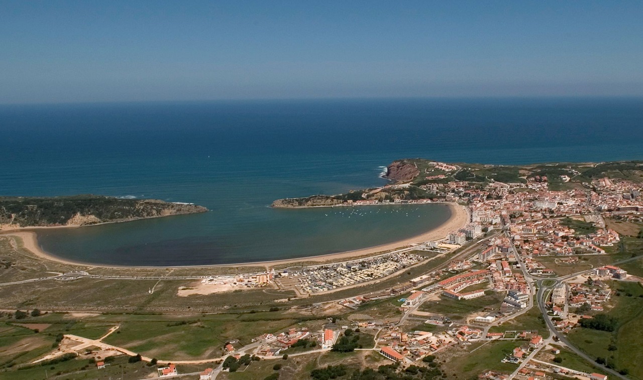 Foto aérea da baía de São Martinho do Porto