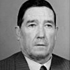 Retrato a preto e branco de um homem de fato e gravata, fotografado de frente. Não há texto visível que permita identificá-lo.