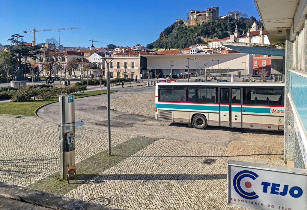 Está a pensar ir de autocarro para a praia? Consulte aqui as rotas e