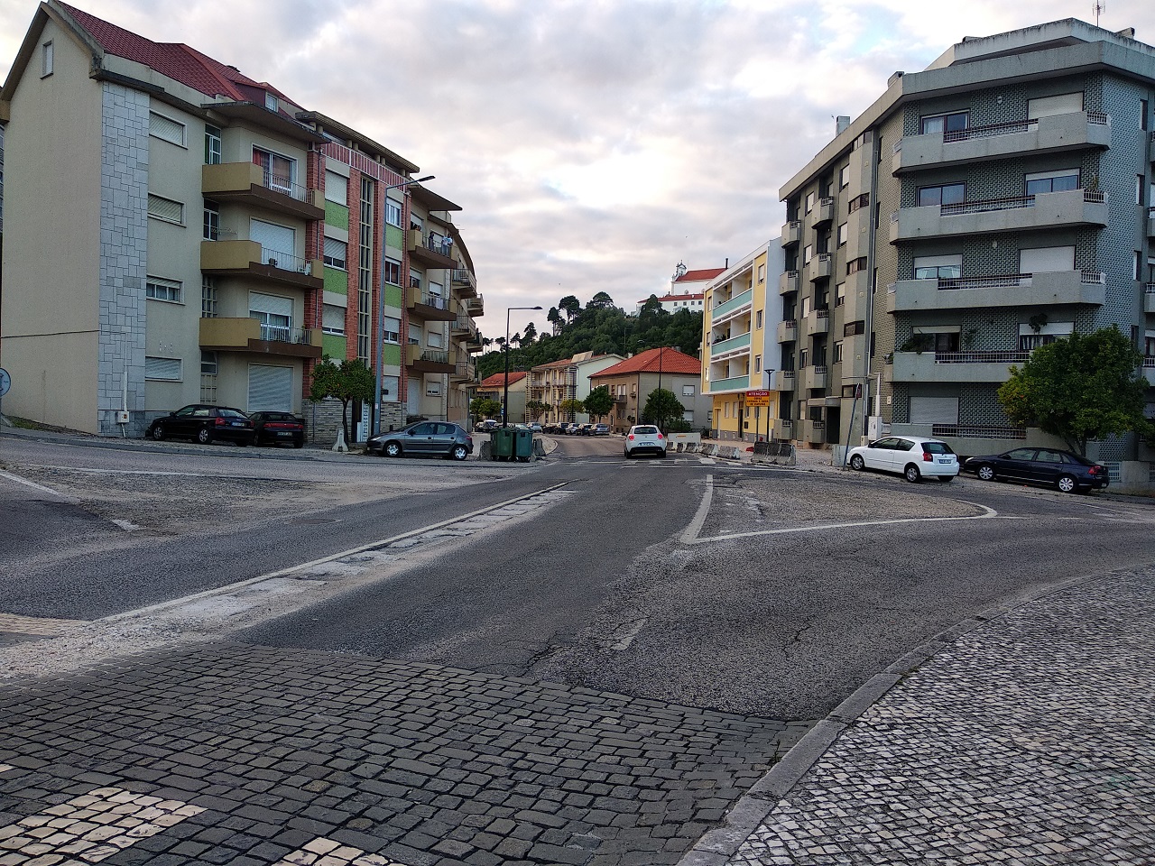 imagem da avenida nossa senhora de fátima no cruzamento com a rua miguel torga