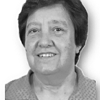 Retrato a preto e branco de uma pessoa a sorrir, fotografada de frente, sobre um fundo claro.