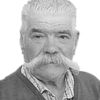 Retrato a preto e branco de um homem mais velho, de cabelo branco e bigode, fotografado de frente sobre um fundo claro. Não há texto visível que permita identificá-lo.
