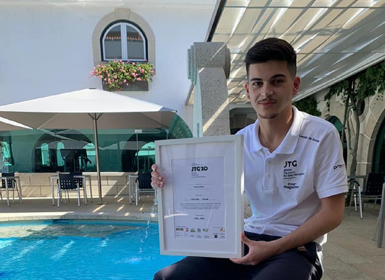 foto do barman Leandro de Sousa com o diploma