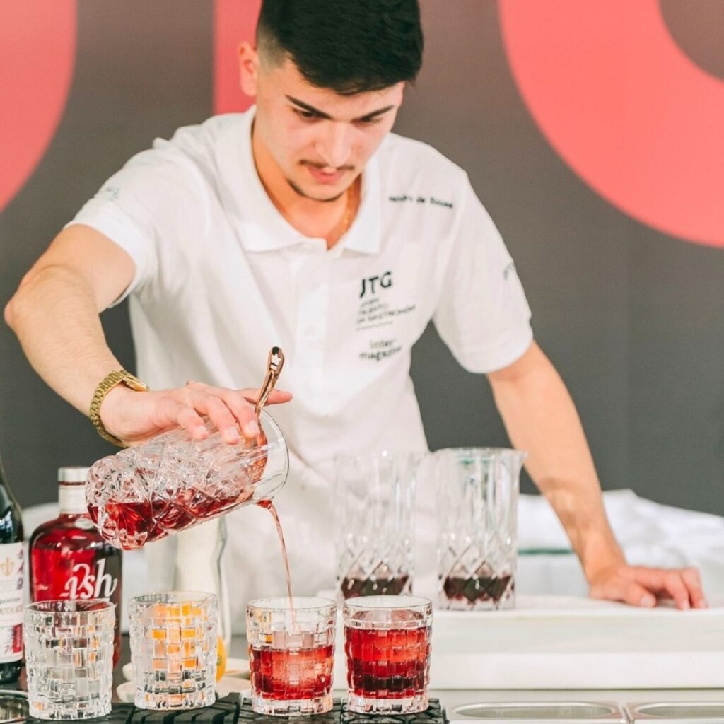 foto do barman Leandro Sousa a preparar um cocktail