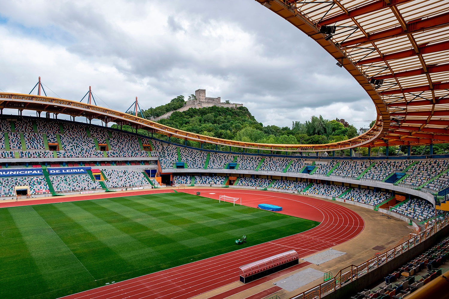 foto do relvado do estádio de leiria a avistar-se o castelo