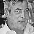 Fotografia a preto e branco de um homem de cabelo grisalho, com uma camisola clara. Não há texto visível que permita identificá-lo.