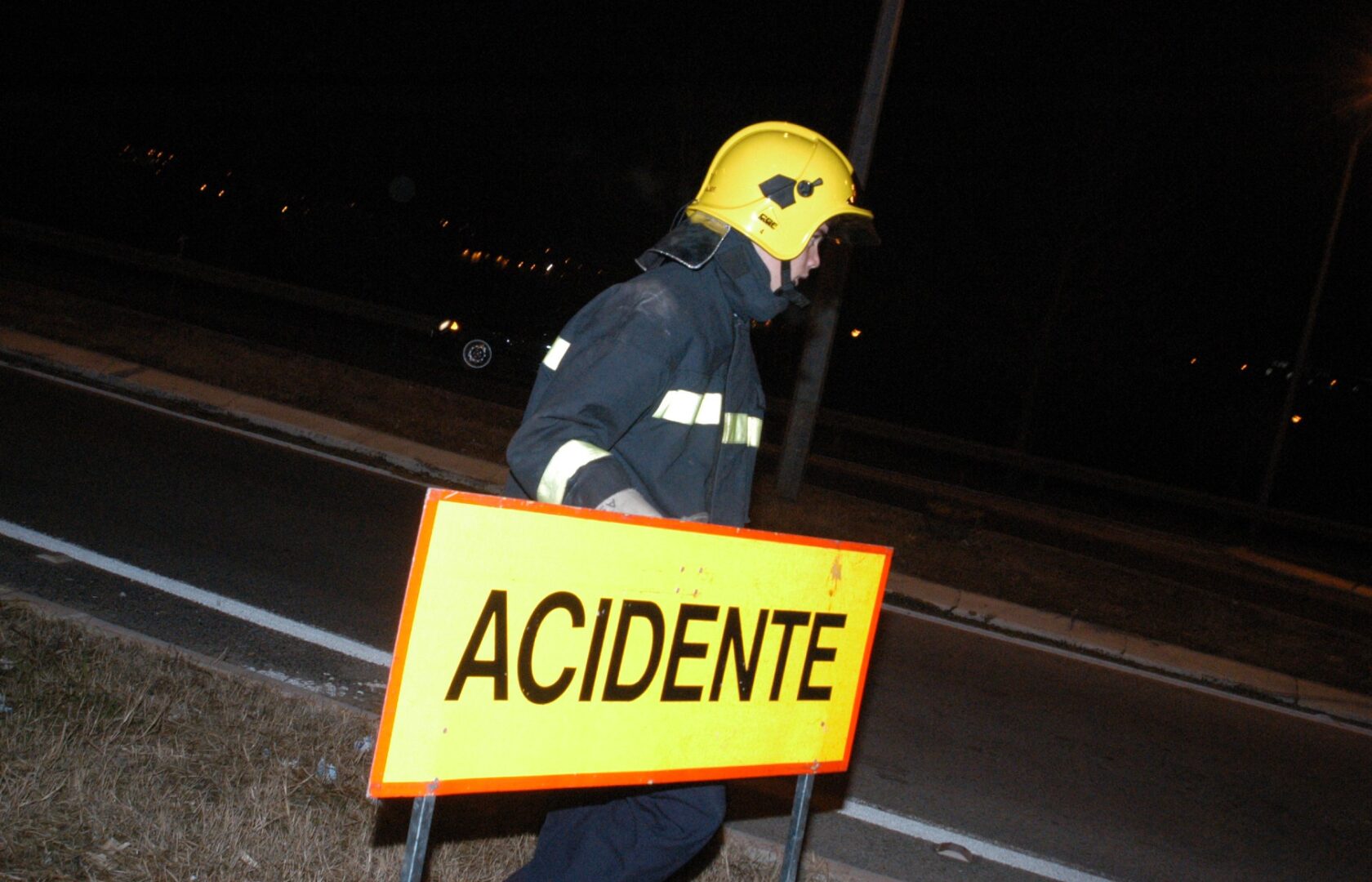Jovem despita-se no IC8 e carro cai dentro de habitação