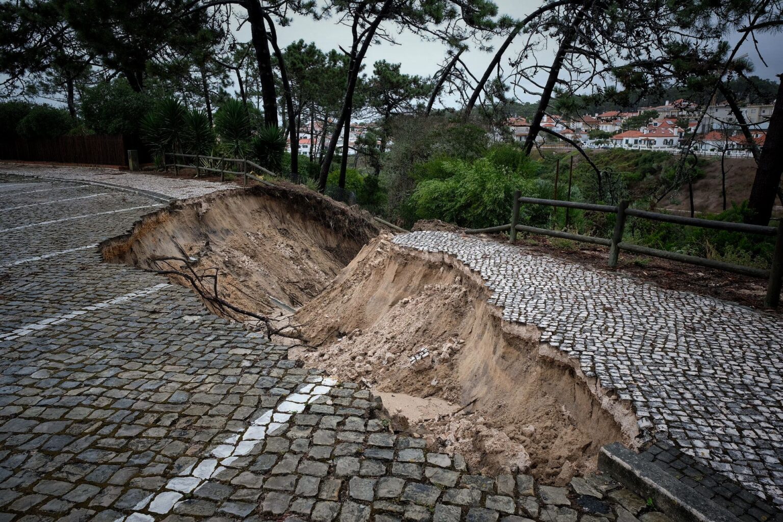 Chuva Intensa Provoca Derrocada De Rua Em S o Pedro De Moel Regi o De 