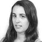 Retrato a preto e branco de uma mulher jovem, com cabelo comprido e escuro, sobre um fundo claro. Não há texto visível que permita identificá-la.
