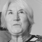 Retrato a preto e branco de uma mulher de cabelo curto e claro, a olhar para a câmara.