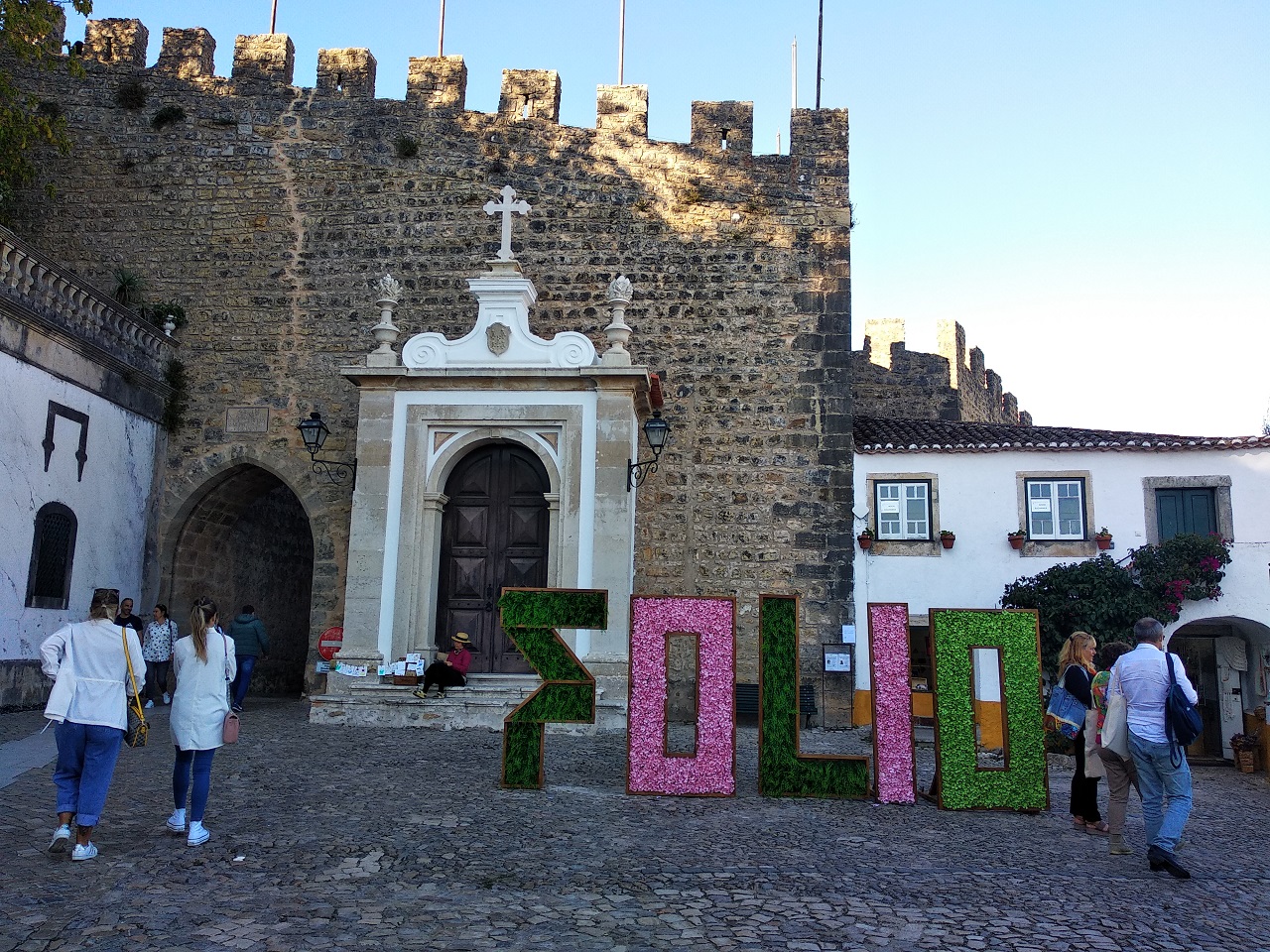imagem da entrada da vila de Óbidos com letras gigantes do Folio