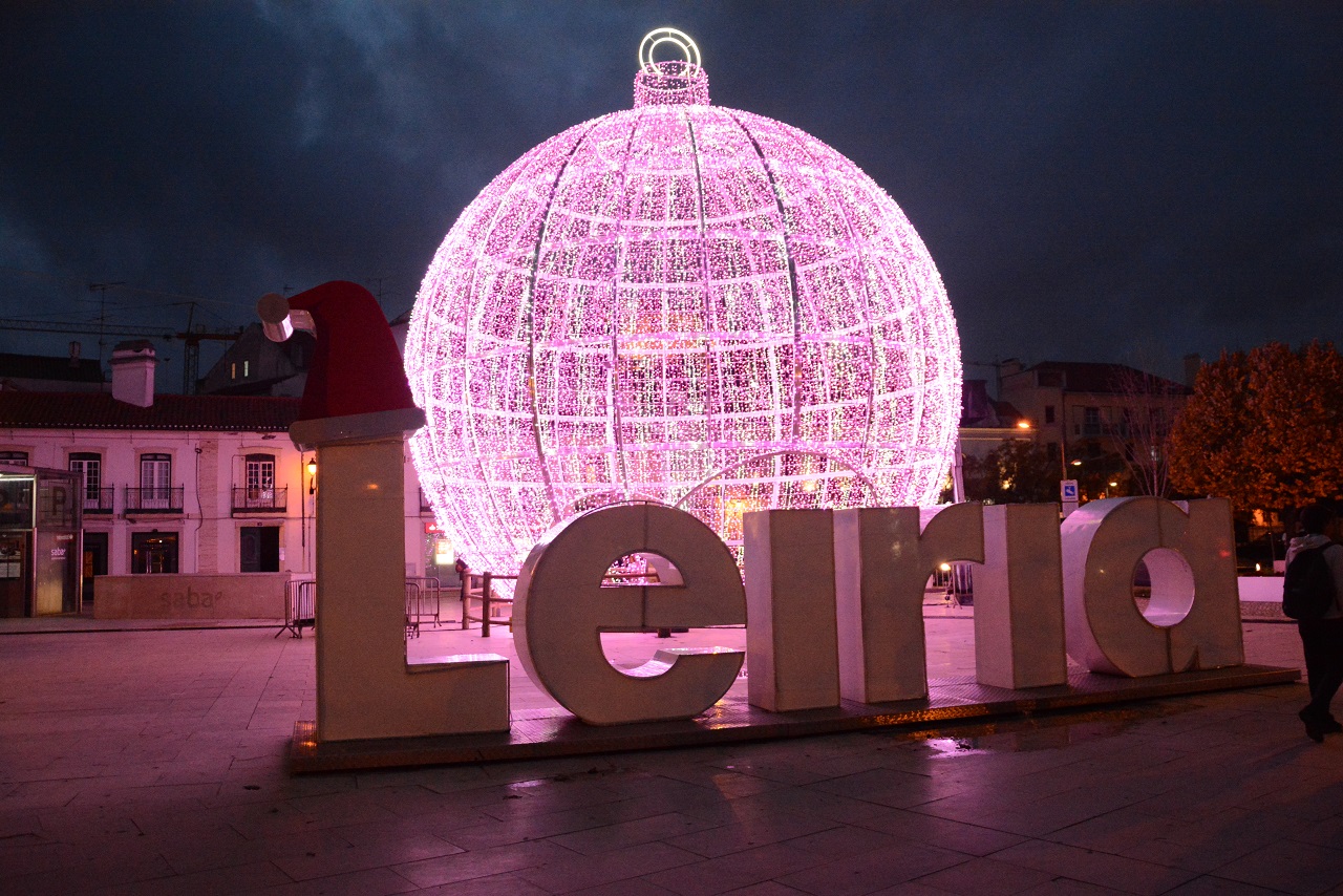 foto da bola gigante de natal instalada no centro de leiria em 2019