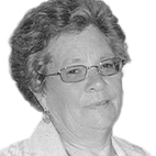 Retrato a preto e branco de uma mulher com óculos, fotografada de frente. Não há texto visível que permita identificá-la.
