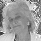 Retrato de uma pessoa idosa, de cabelo claro, fotografada ao ar livre. Não há texto visível que permita identificá-la.
