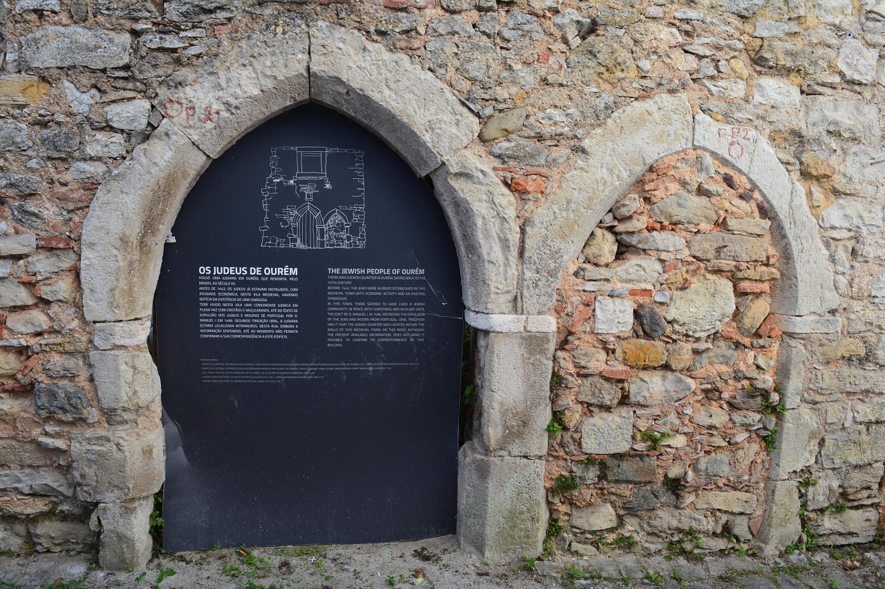imagem do edifício da antiga sinagoga da vila medieval de ourém