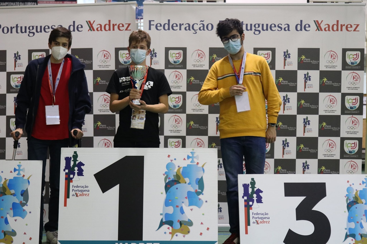 Foto de Rodrigo Basílio no primeiro lugar do pódio dos Campeonatos Nacionais de Partidas Semi-Rápidas em soure