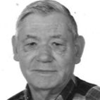 Retrato a preto e branco de um homem idoso, de frente para a câmara. Não há texto visível que permita identificá-lo.