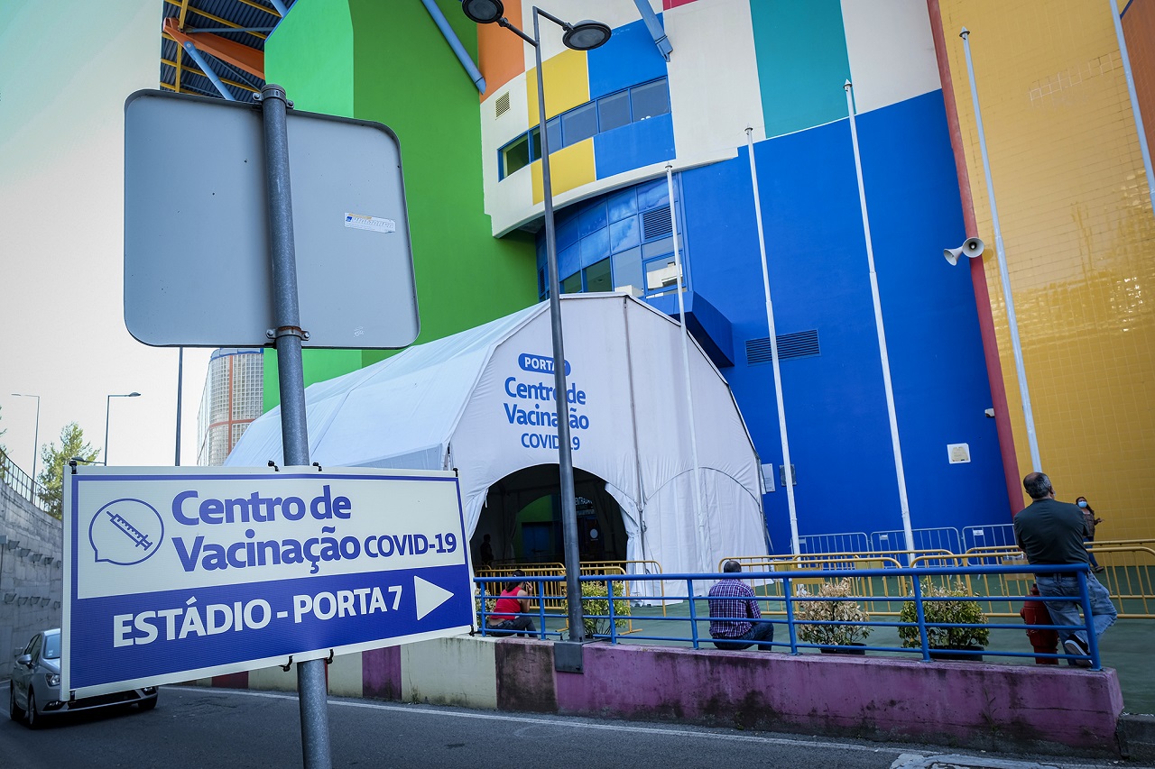 foto exterior do estádio municipal de leiria onde estava instalado o centro de vacinação covid-19