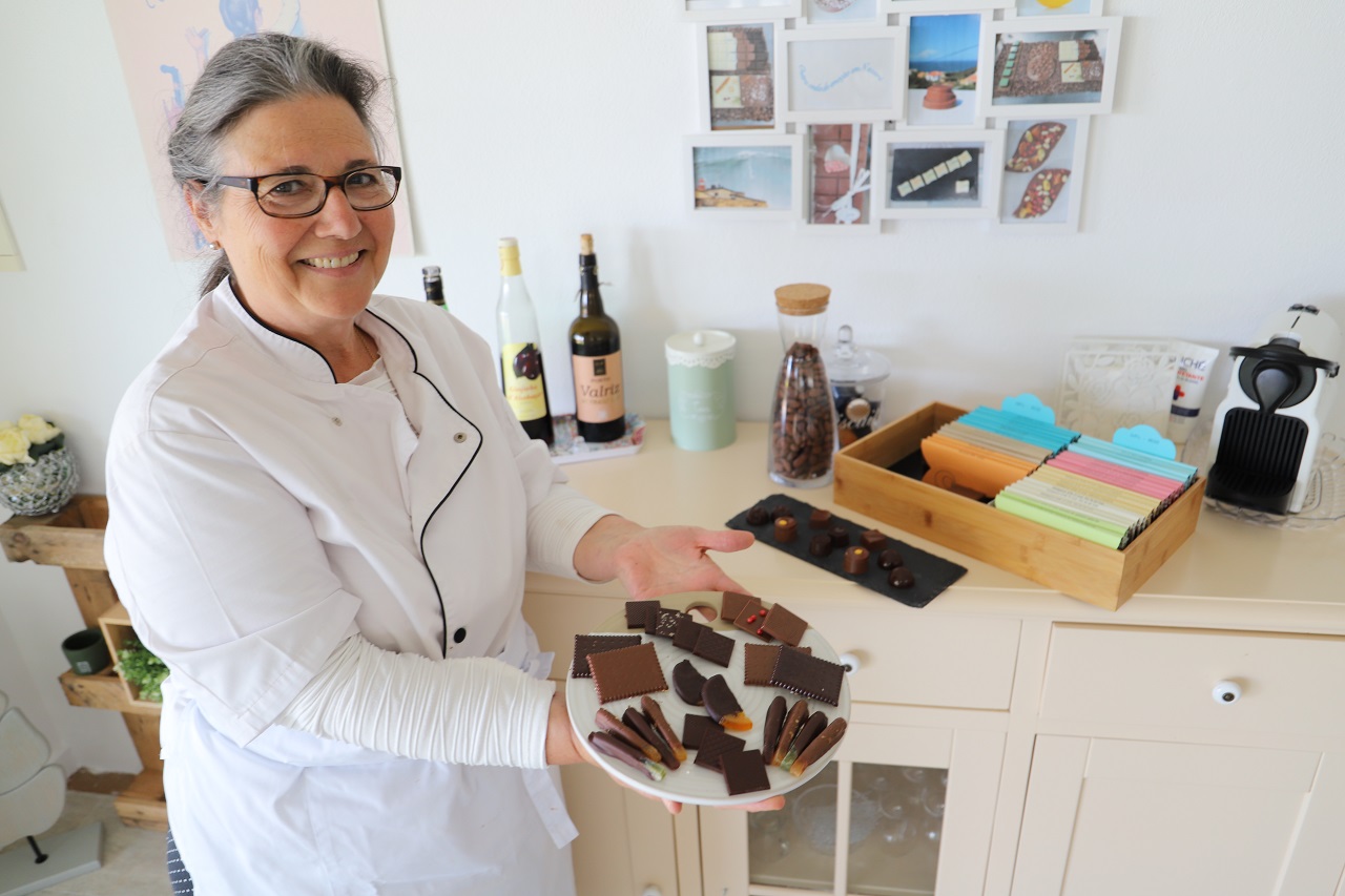 Imagem de Brigitte Bless Violet segurando um prato com chocolates