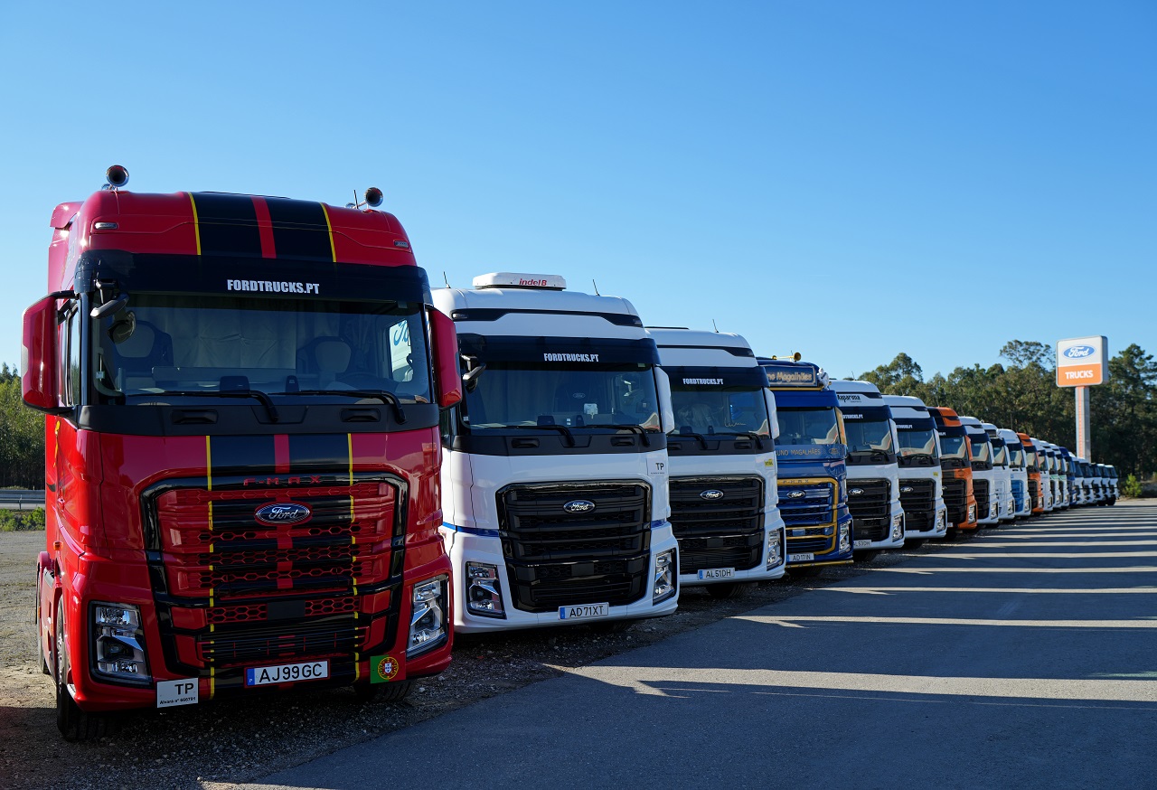 série de camiões ford fotografados nas novas instalações da Ford Trucks