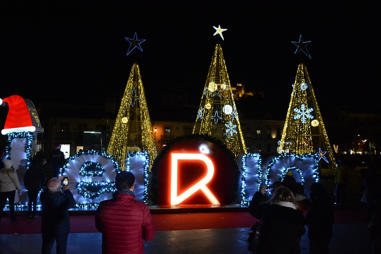 Natal chegou a Leiria com milhares de luzes, fogo-de-artifício e música –  Região de Leiria