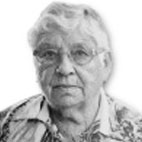 Retrato a preto e branco de uma pessoa idosa, de óculos, a olhar para a câmara. Não há texto visível que permita identificá-la.
