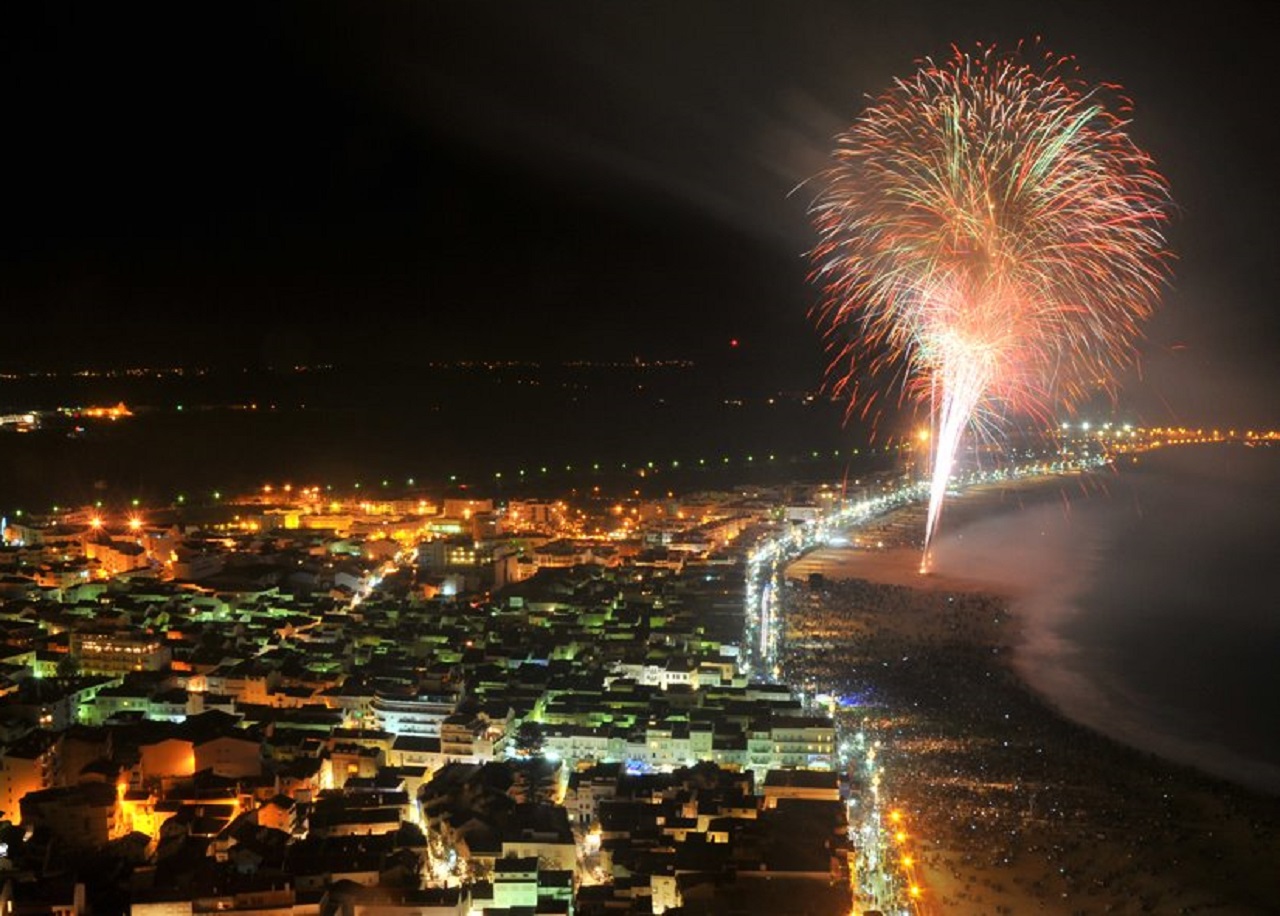 foto de fogo-de-artifício na Nazaré