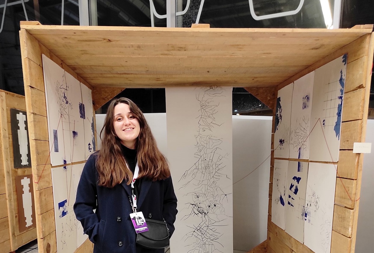 Ana Rita Manique ao lado do seu projeto "Imagined Cities" no festival de Bilbau