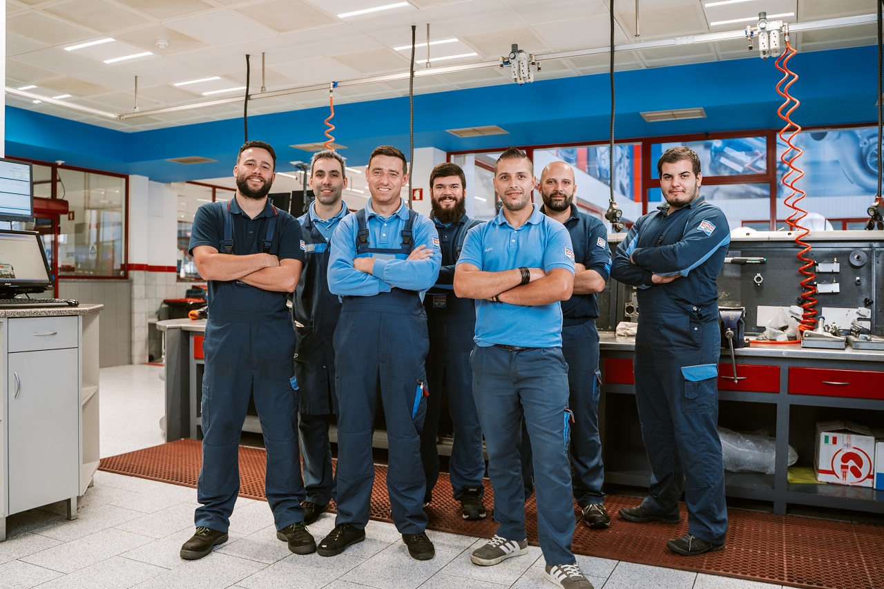 Sete colaboradores da LD Auto a posar para o calendário solidário