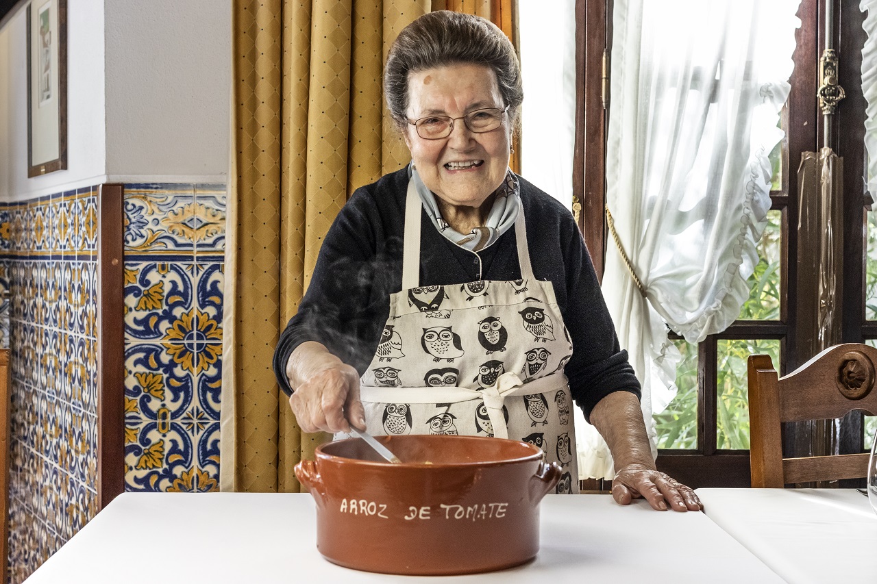 Foto de Maria de Lurdes Graça com um tacho do seu arroz de tomate