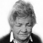 Retrato a preto e branco de uma mulher idosa, de cabelo curto e olhar voltado para baixo. Não há texto visível que permita identificá-la.
