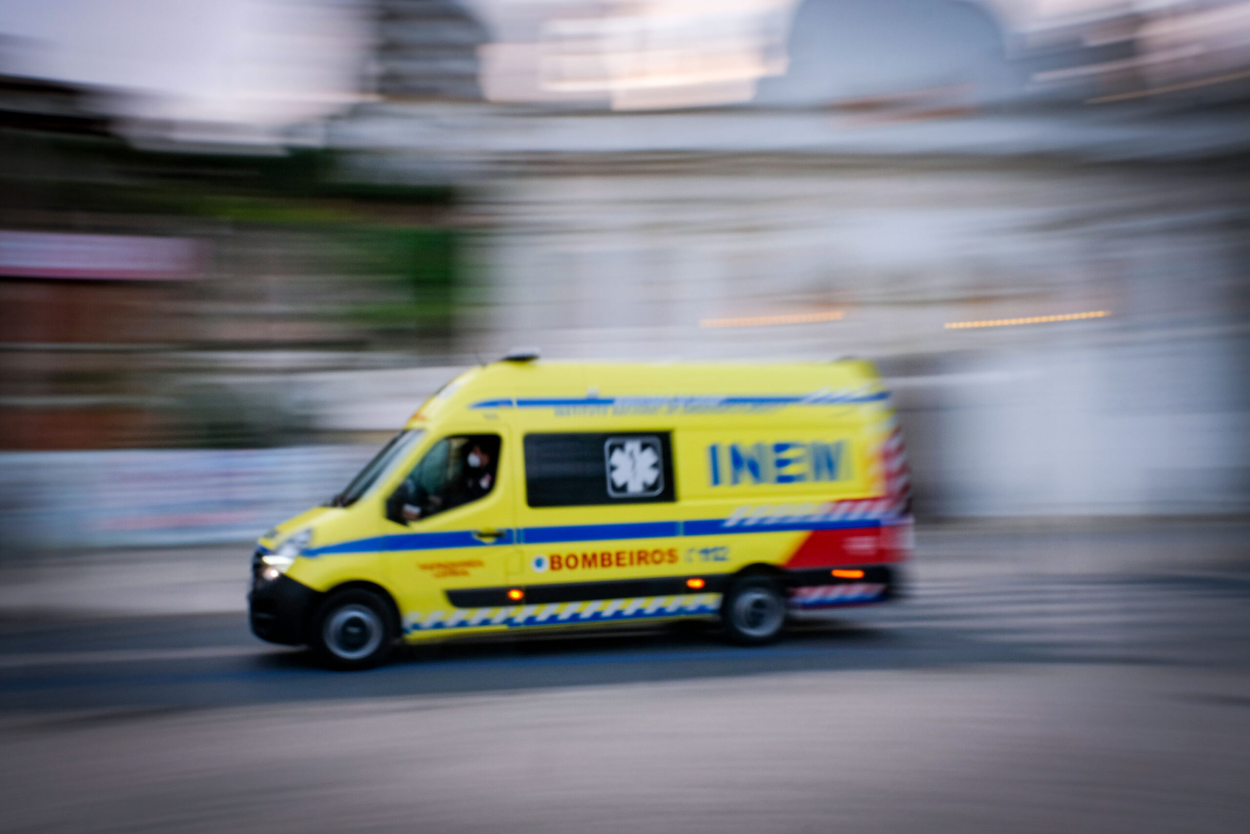 foto de ambulância do INEM em velocidade
