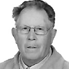 Retrato a preto e branco de um homem com óculos, visto de frente sobre um fundo claro. Não há texto visível que permita identificá-lo.
