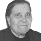 Retrato a preto e branco de uma pessoa idosa, enquadrada do peito para cima, com um ligeiro sorriso. Não há texto visível que permita identificá-la.