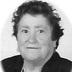 Retrato a preto e branco de uma mulher, fotografada de frente contra um fundo claro. Não há texto visível que permita identificá-la.
